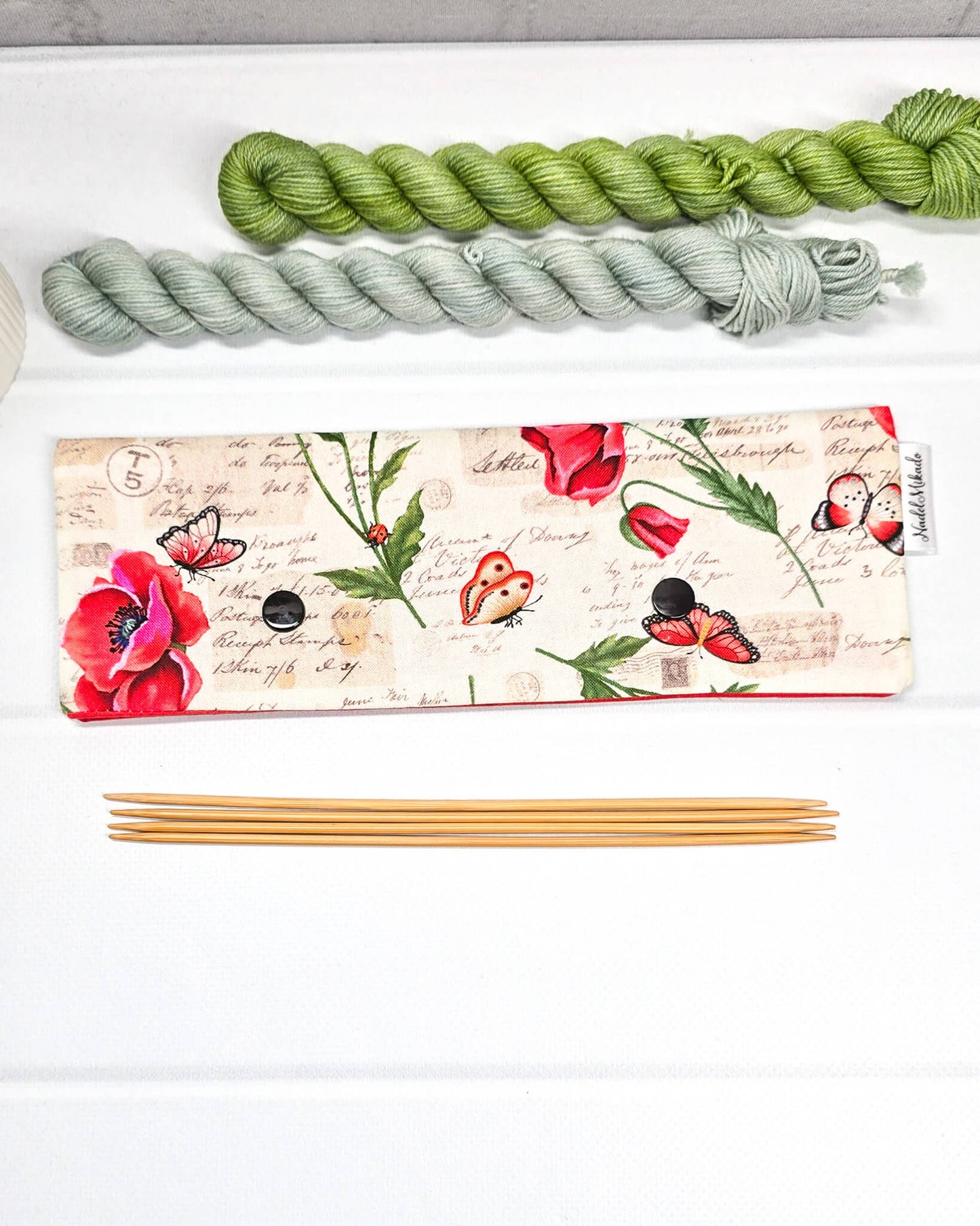 Nadelgarage 20 cm Poppy Letters – Mohnblumen-Design, handgemacht in Bayern von Nadelmikado