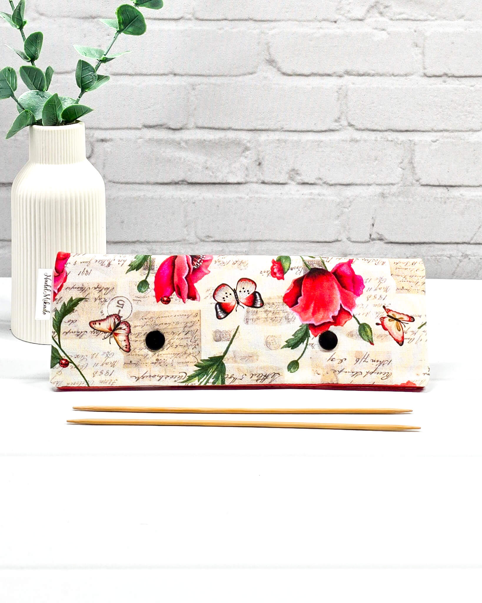 Nadelgarage 20 cm Poppy Letters – Mohnblumen-Design, handgemacht in Bayern von Nadelmikado