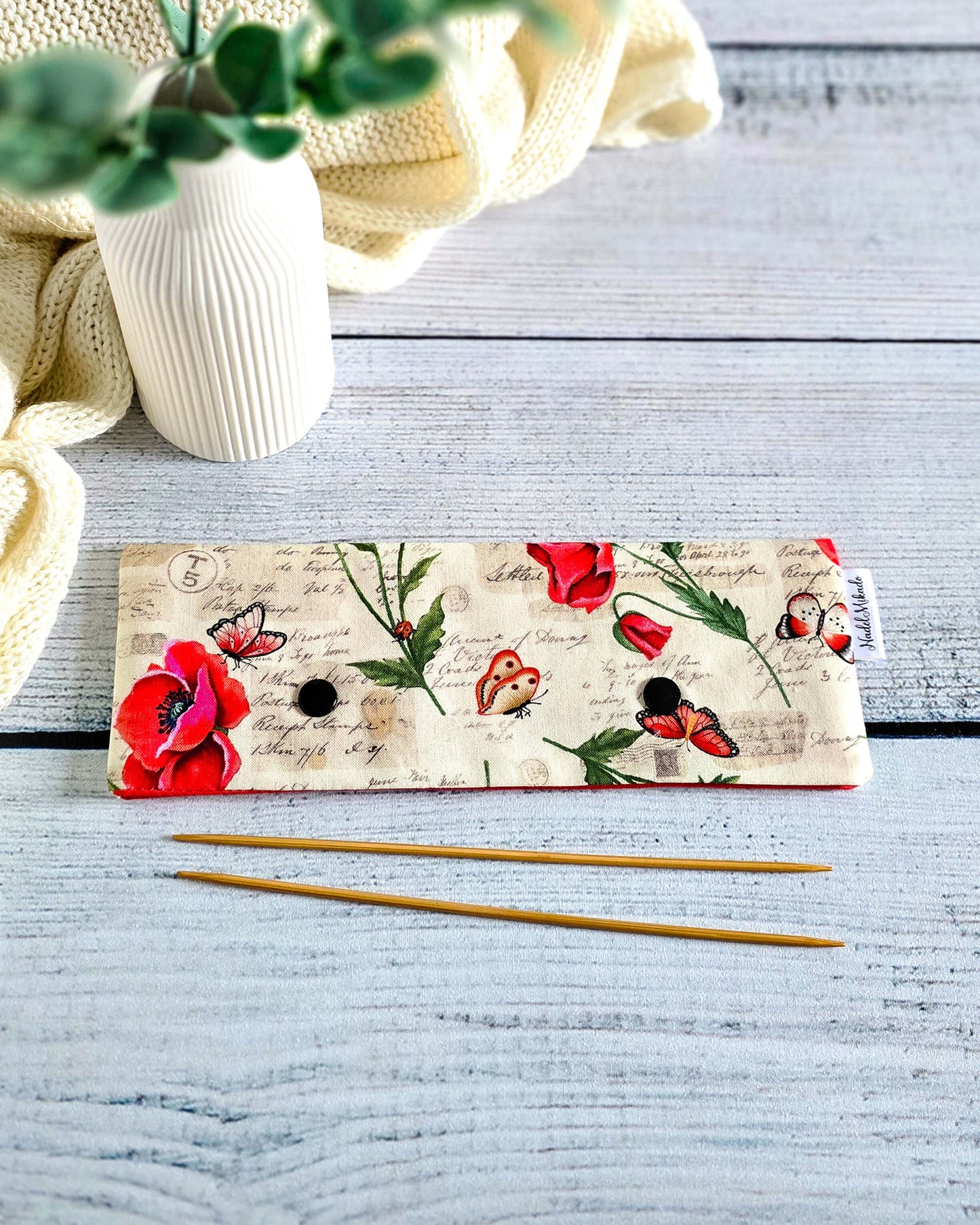 Nadelgarage 20 cm Poppy Letters – Mohnblumen-Design, handgemacht in Bayern von Nadelmikado