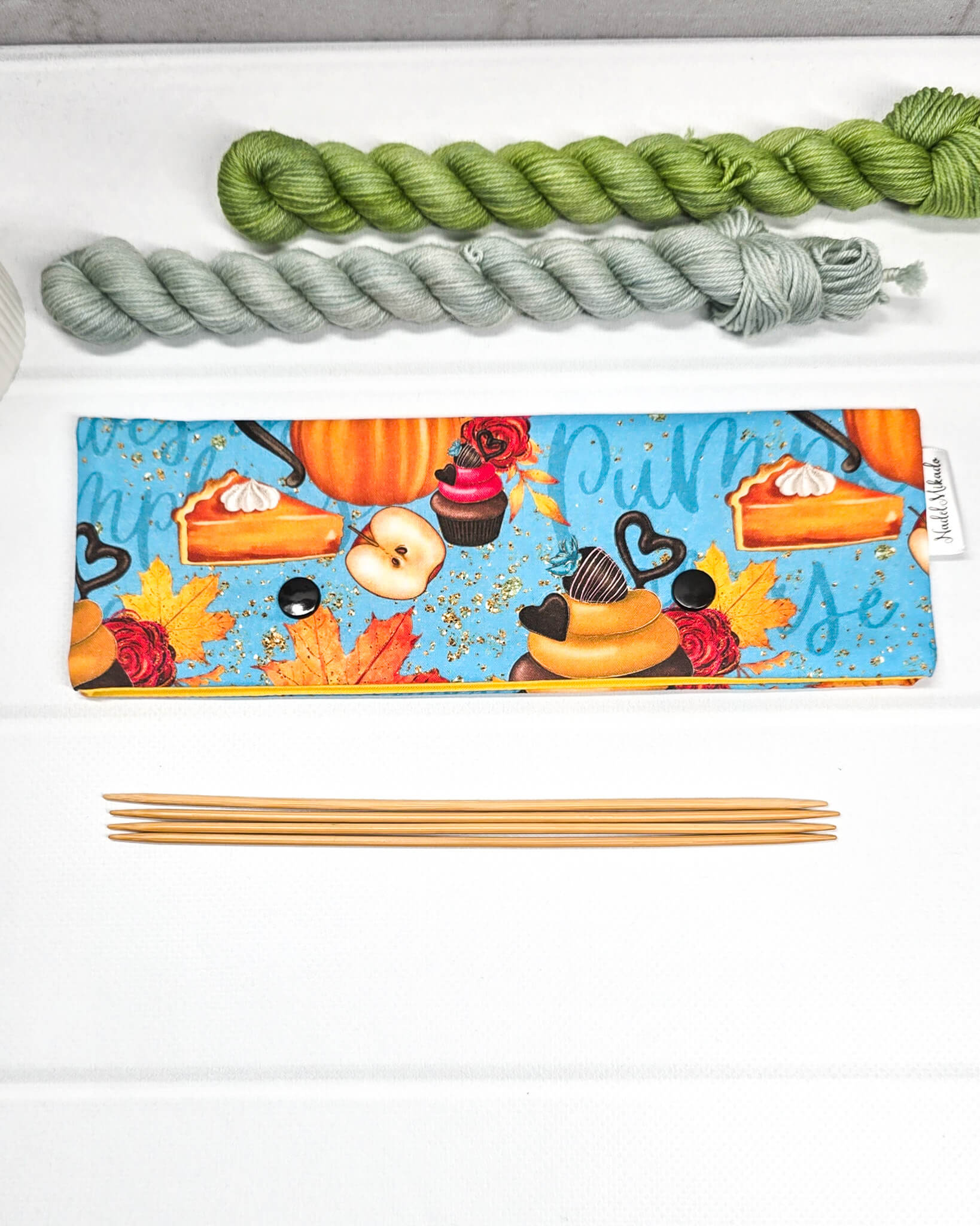 Nadelgarage 20 cm Pumpkin Treats – herbstliches Design mit Kürbissen und Cupcakes, handgemacht in Bayern von Nadelmikado