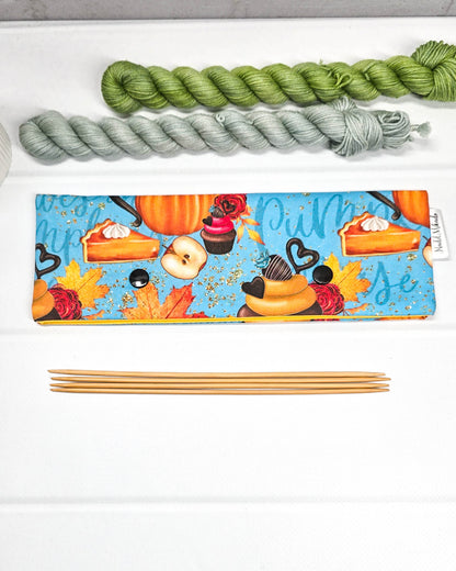 Nadelgarage 20 cm Pumpkin Treats – herbstliches Design mit Kürbissen und Cupcakes, handgemacht in Bayern von Nadelmikado