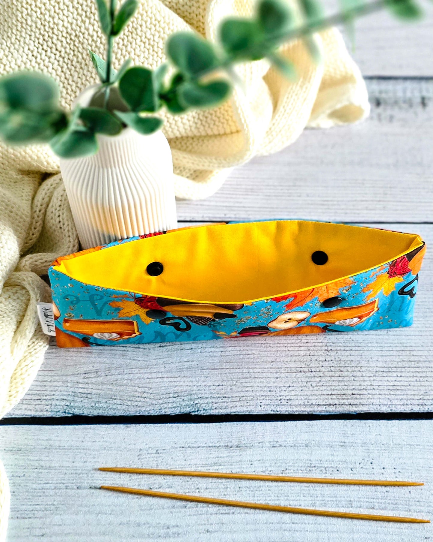 Nadelgarage 20 cm Pumpkin Treats – herbstliches Design mit Kürbissen und Cupcakes, handgemacht in Bayern von Nadelmikado