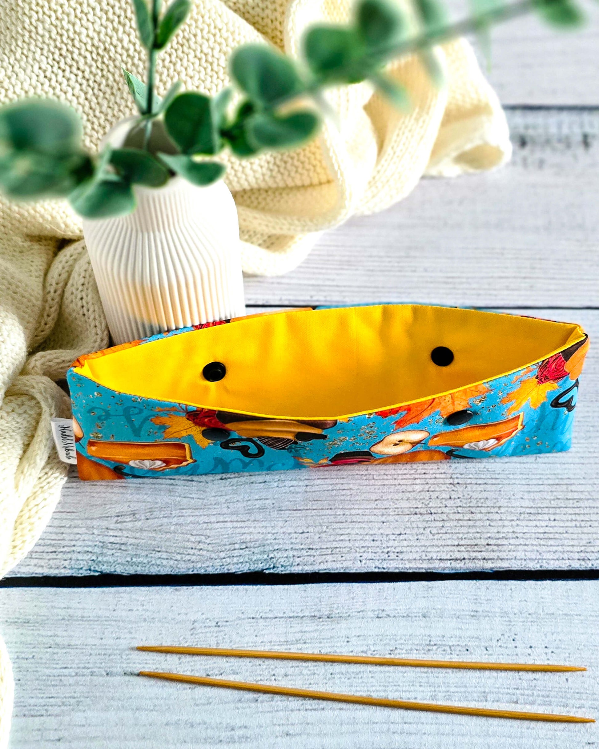 Nadelgarage 20 cm Pumpkin Treats – herbstliches Design mit Kürbissen und Cupcakes, handgemacht in Bayern von Nadelmikado