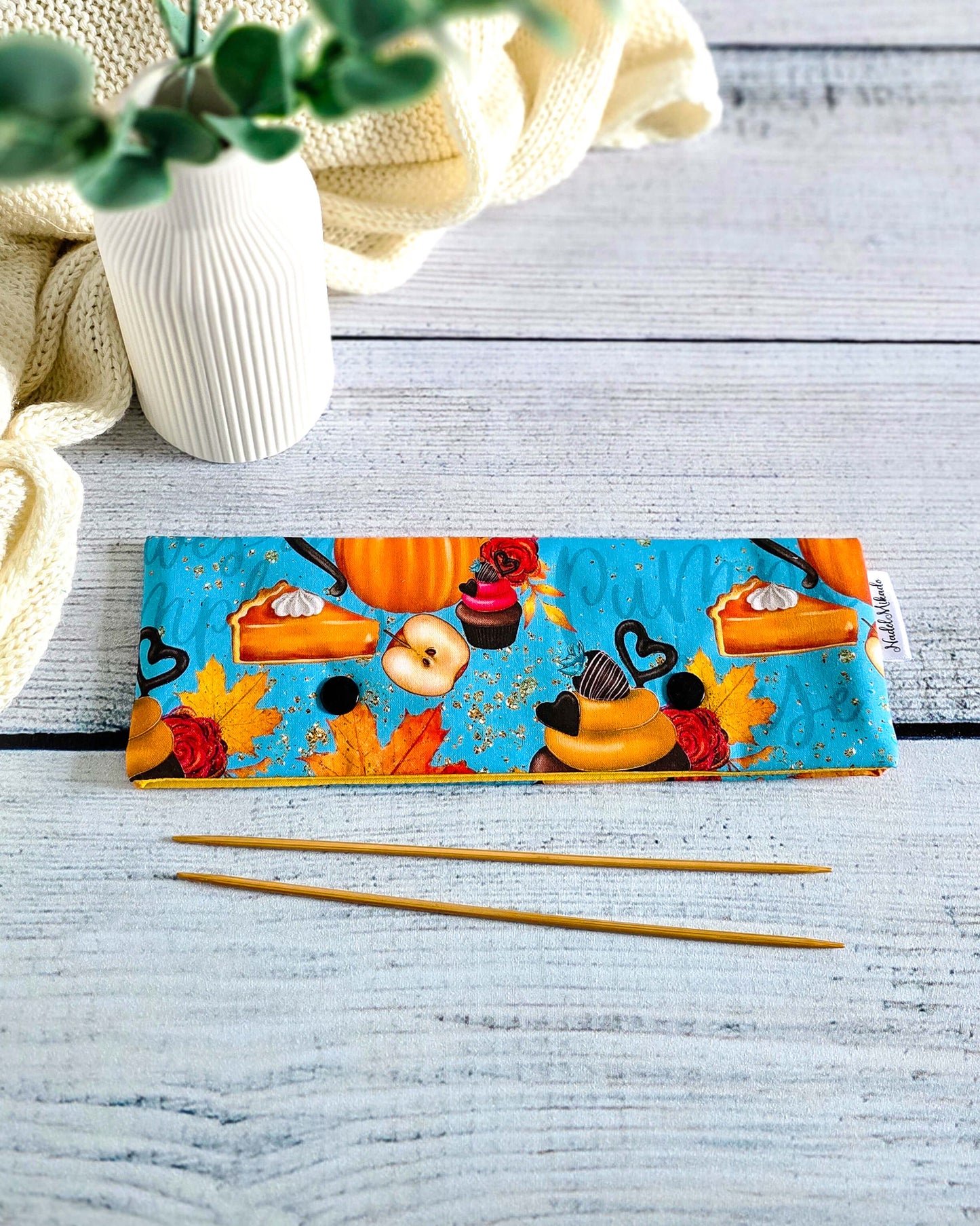 Nadelgarage 20 cm Pumpkin Treats – herbstliches Design mit Kürbissen und Cupcakes, handgemacht in Bayern von Nadelmikado