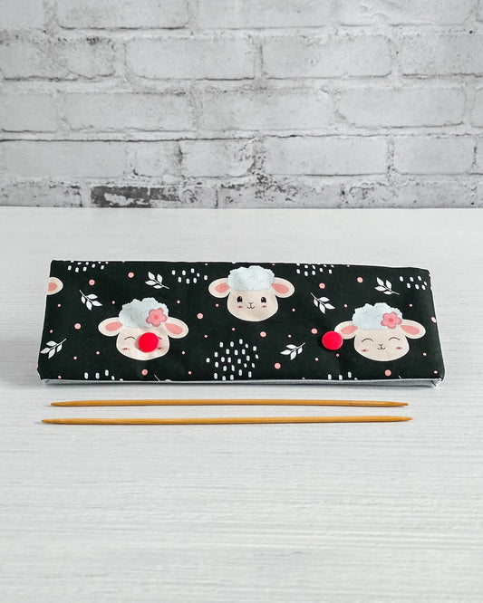 Nadelgarage 20 cm mit Schafmotiv auf schwarzem Stoff - handgenäht in Bayern von Nadelmikado