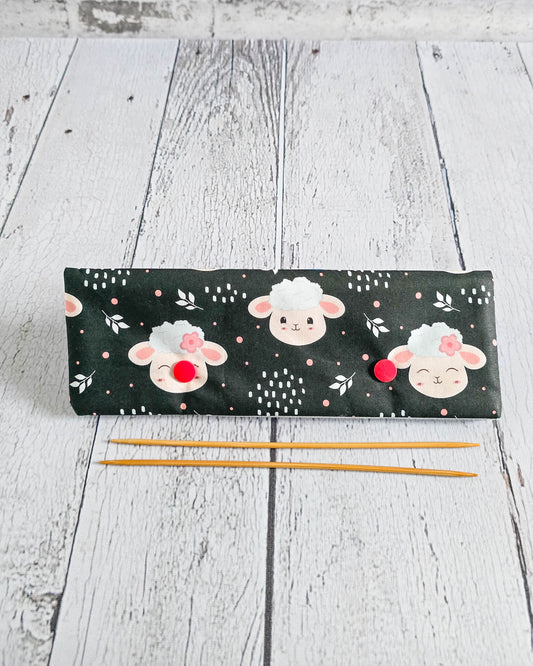 Nadelgarage 20 cm mit Schafmotiv auf schwarzem Stoff - handgenäht in Bayern von Nadelmikado