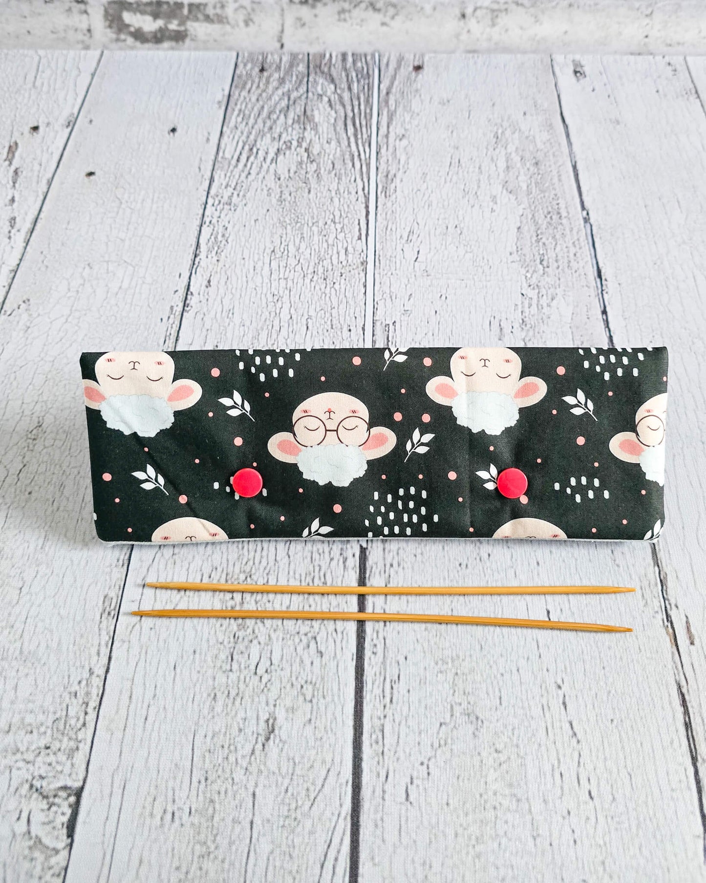 Nadelgarage 20 cm mit Schafmotiv auf schwarzem Stoff - handgenäht in Bayern von Nadelmikado