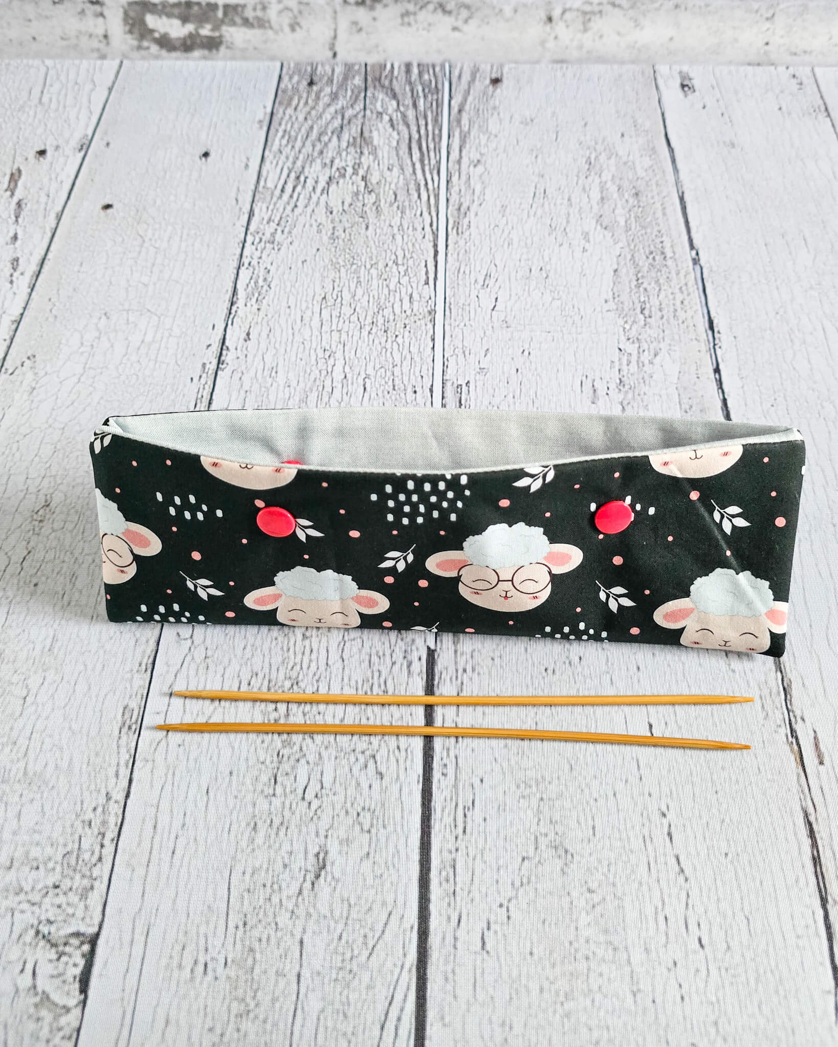 Nadelgarage 20 cm mit Schafmotiv auf schwarzem Stoff - handgenäht in Bayern von Nadelmikado