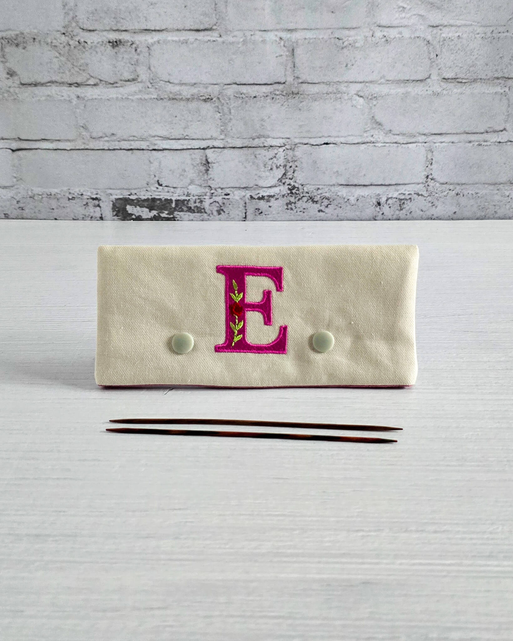 Nadelgarage Beere mit Monogramm -Nadelmikado – handgenäht in Bayern 