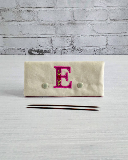 Nadelgarage Beere mit Monogramm -Nadelmikado – handgenäht in Bayern 