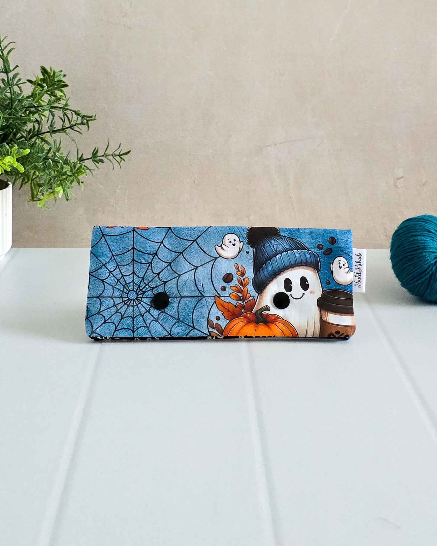 Projekttasche Cozy Ghost – Geist mit Mütze, Kürbissen & Coffee-to-go