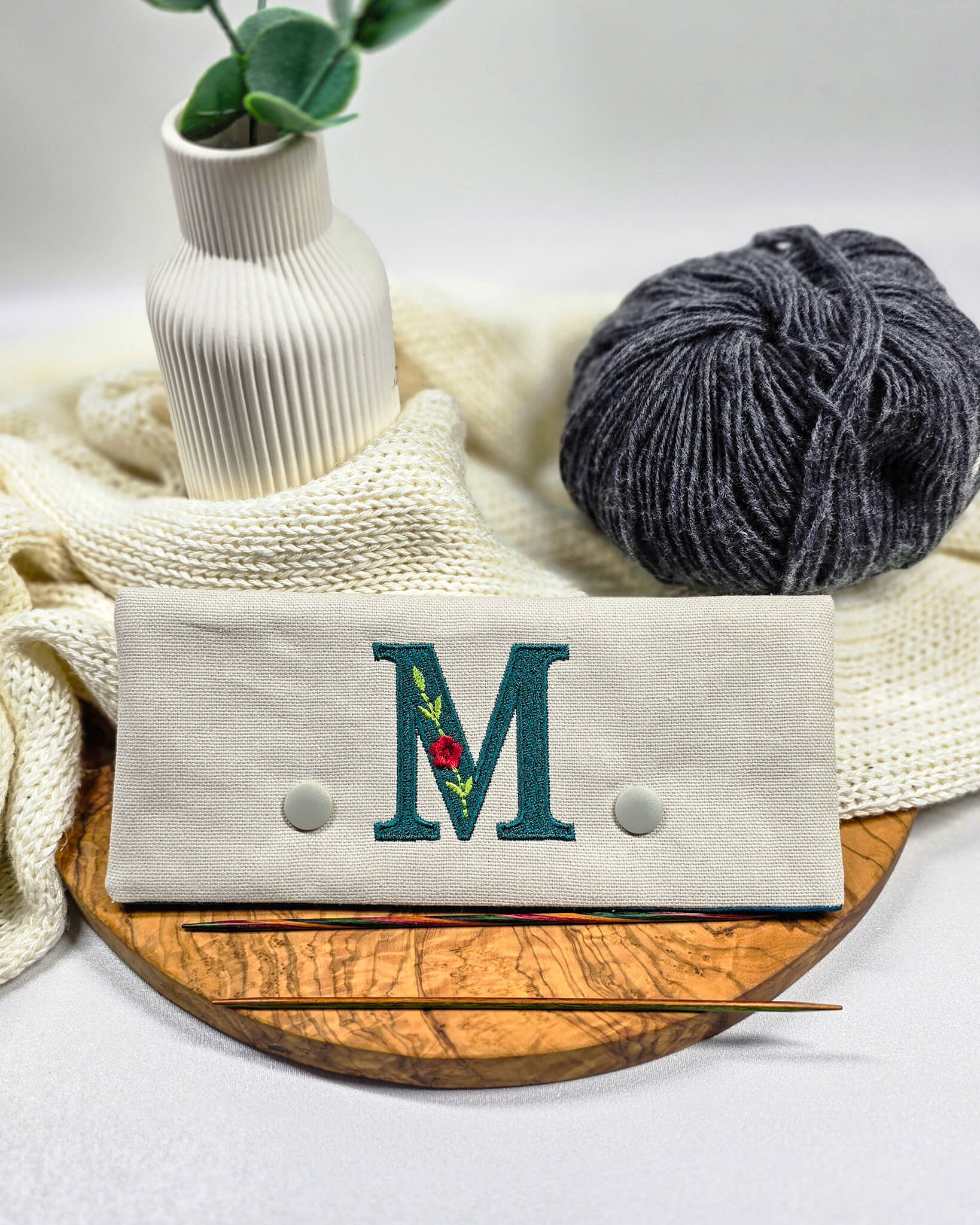 Nadelgarage mit Monogramm - petrol – Nadelmikado – handgenäht in Bayern