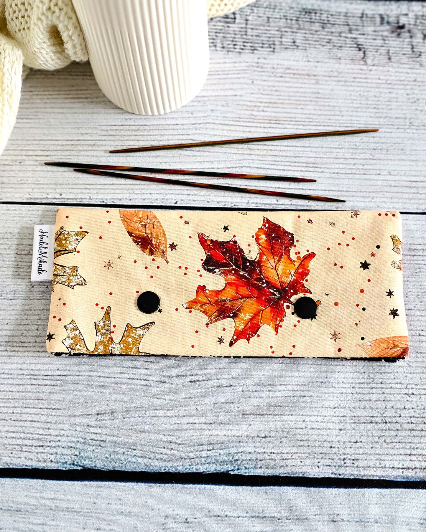 Handgenähte Nadelgarage für 15 cm Nadelspiele. Praktische Aufbewahrung, herbstliches Design & sicherer Schutz fürs Strickzubehör.
