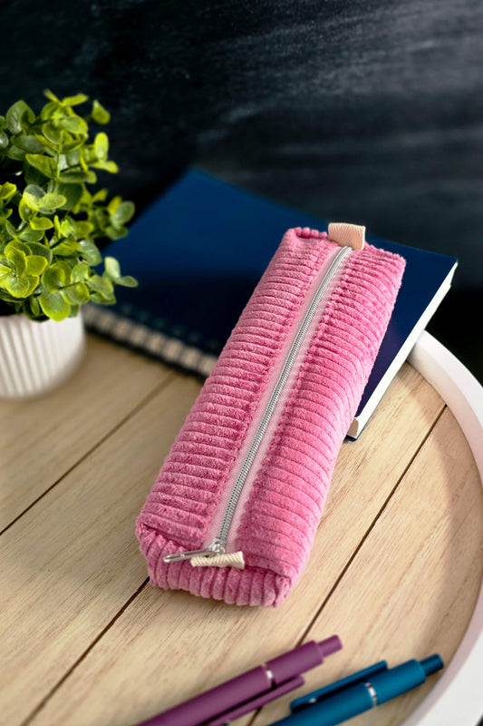 Detailaufnahme der strukturierten Baumwolle des Stiftemäppchens Berry Bliss in Rosa