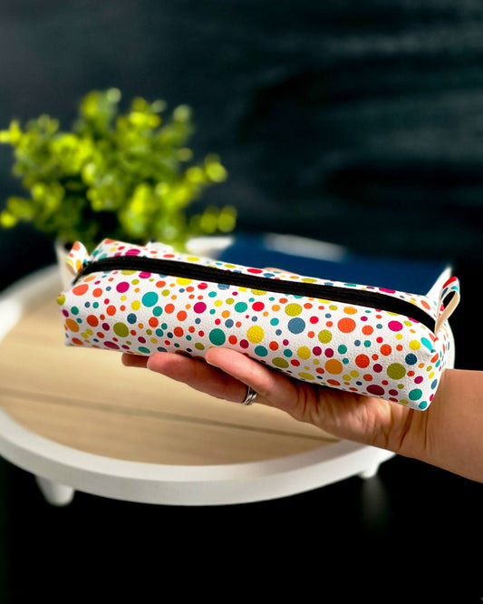 Stiftemäppchen aus Kunstleder mit buntem Punktedesign