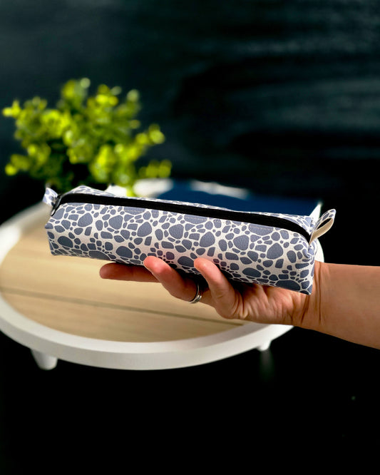 Handgenähte Stiftetasche aus Kunstleder in Grau mit Pebble-Muster 