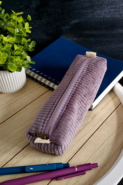 Detailaufnahme des Cordstoffs und des Reißverschlusses der Stiftetasche