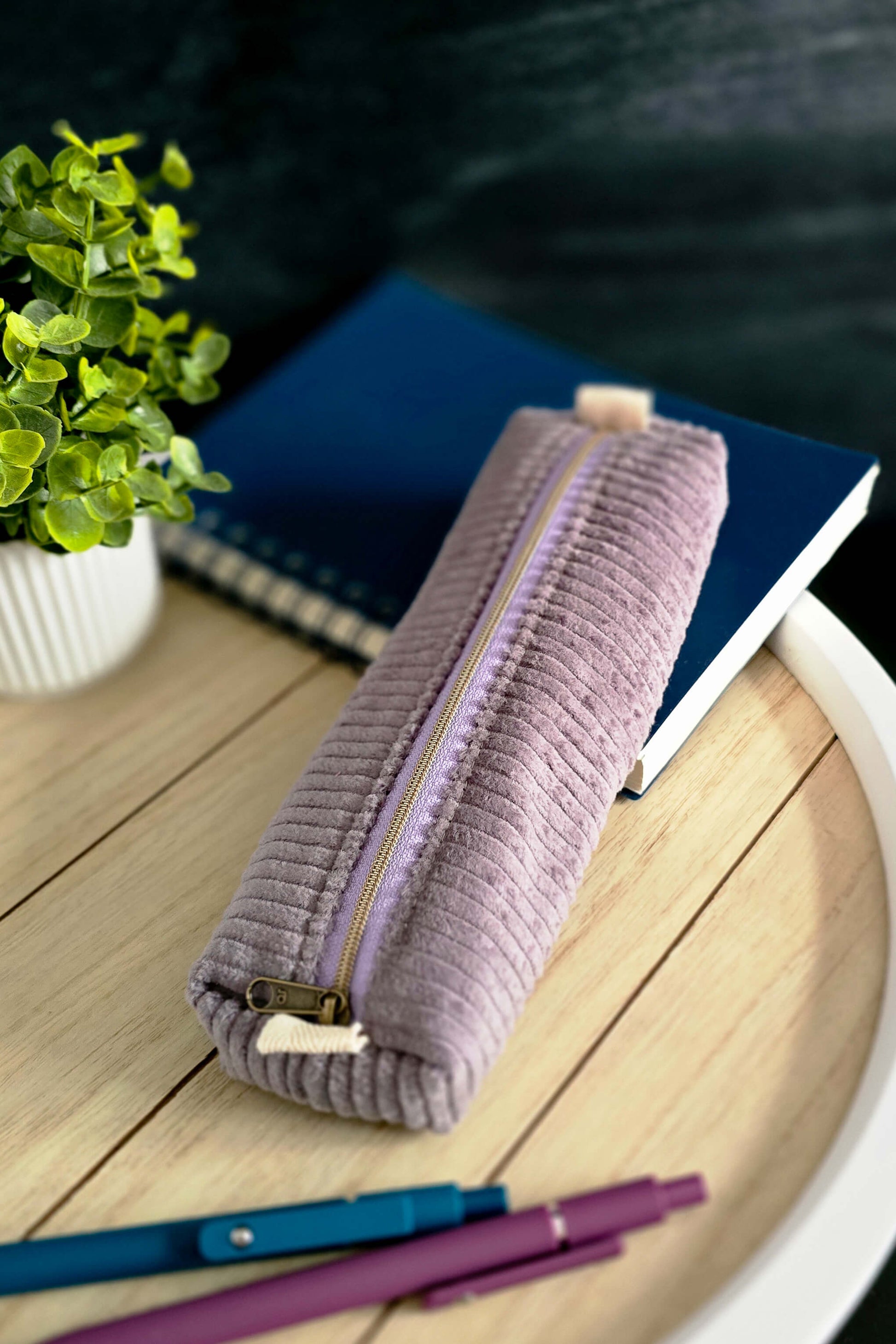Stiftemäppchen mit Notizbuch, Pflanze und Stiften – ideal für Büro oder Uni