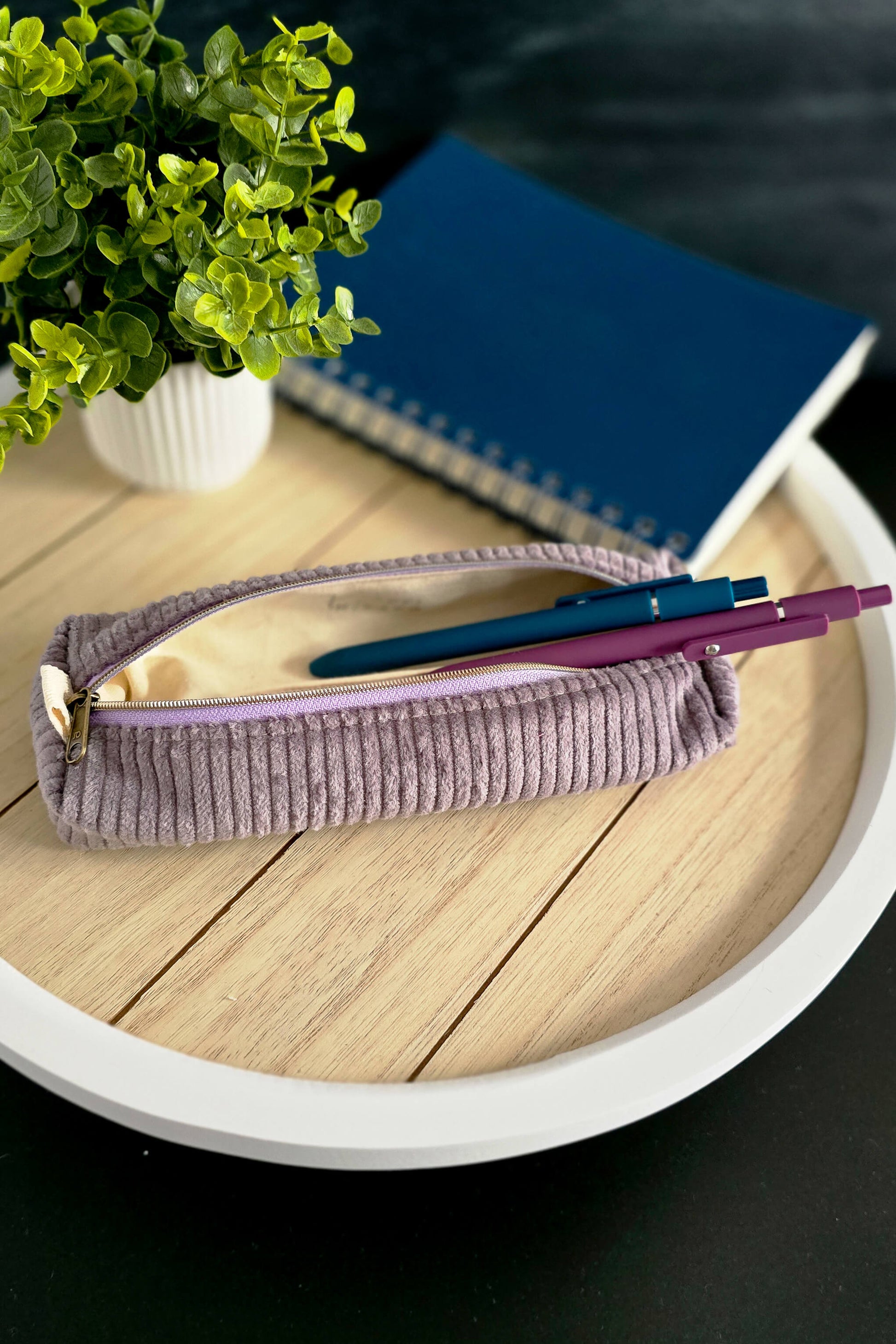 Geöffnete Häkelnadeltasche mit Nadeln und kleinem Zubehör – alles ordentlich verstaut