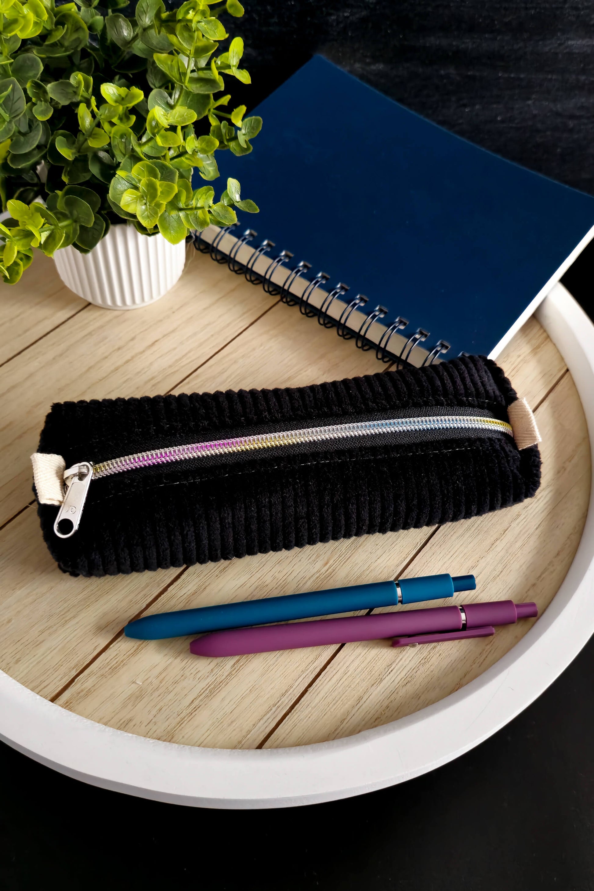 Detailaufnahme des bunten Reißverschlusses der Cord-Stiftetasche Midnight Cord