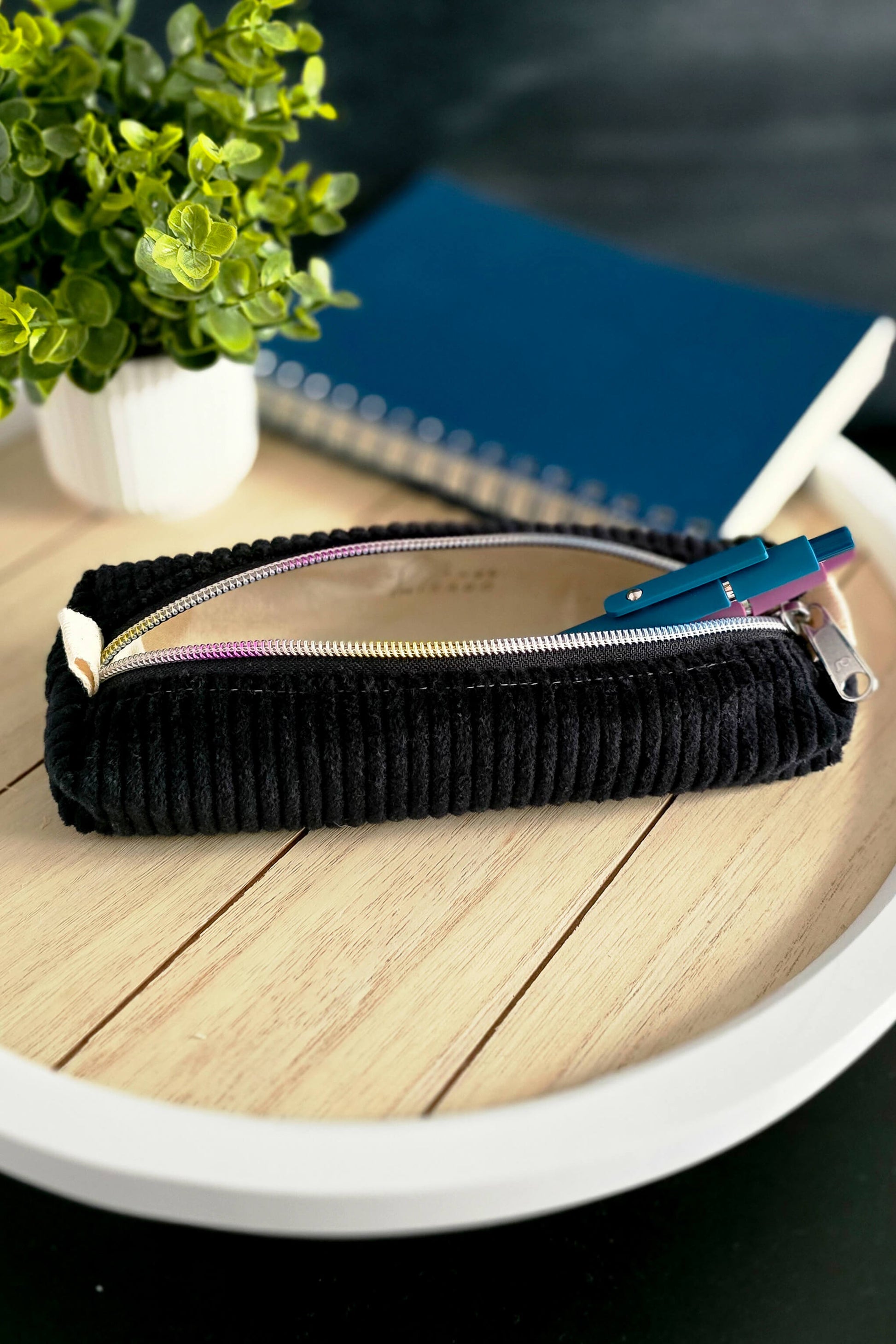 Midnight Cord Stiftetasche auf Schreibtisch mit Notizbuch und Stiften arrangiert