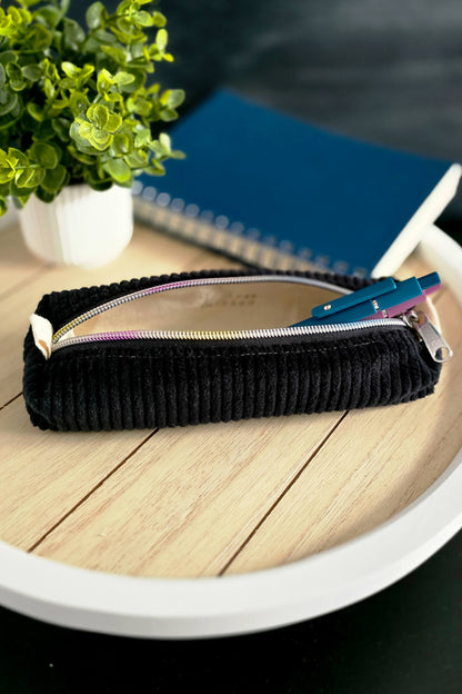 Midnight Cord Stiftetasche auf Schreibtisch mit Notizbuch und Stiften arrangiert