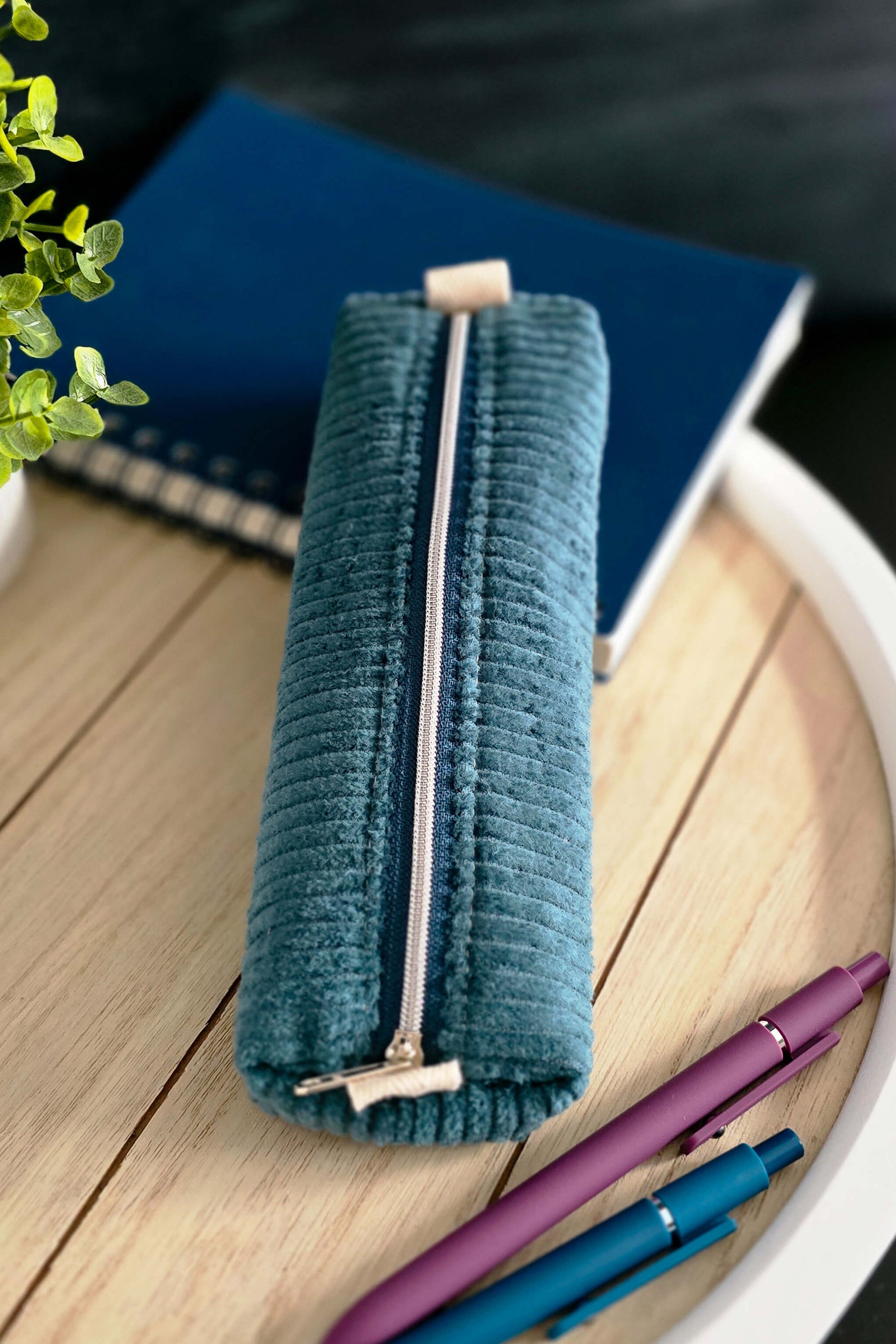 Niva Bag Mira – schmale Mäppchen-Tasche mit Reißverschluss und Volumenvlies für festen Stand