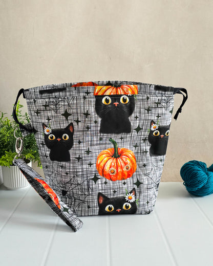 Projekttasche Black Cat & Pumpkin – Katze, Kürbis & Spinnennetz