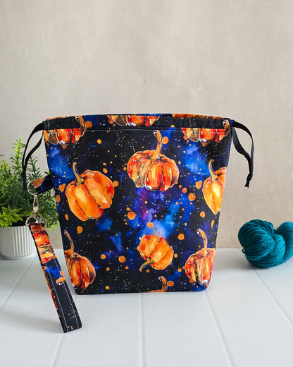 Projekttasche Cosmic Pumpkin – Kürbisse im Galaxie-Design