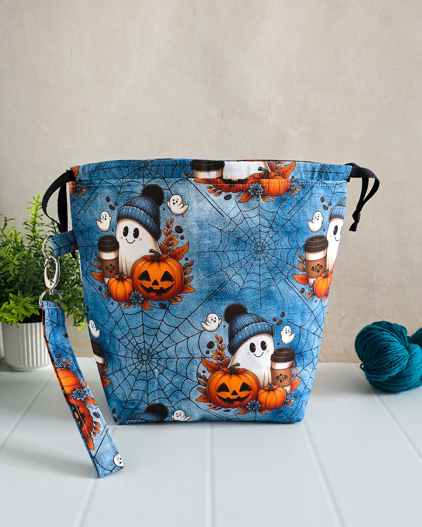 Projekttasche Cozy Ghost – Geist mit Mütze, Kürbissen & Coffee-to-go