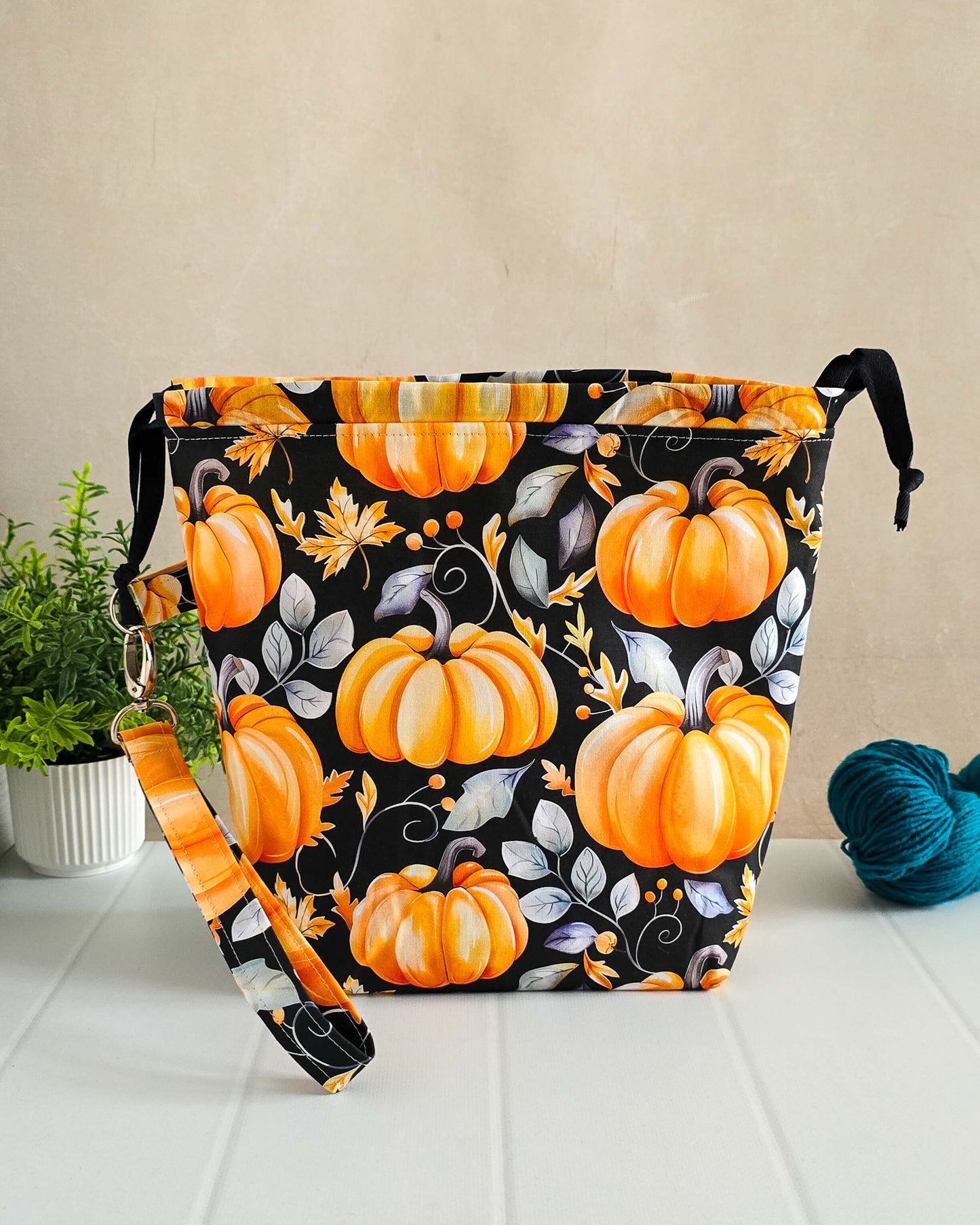 Projekttasche Golden Pumpkin – Kürbisse & Herbstblätter auf Schwarz