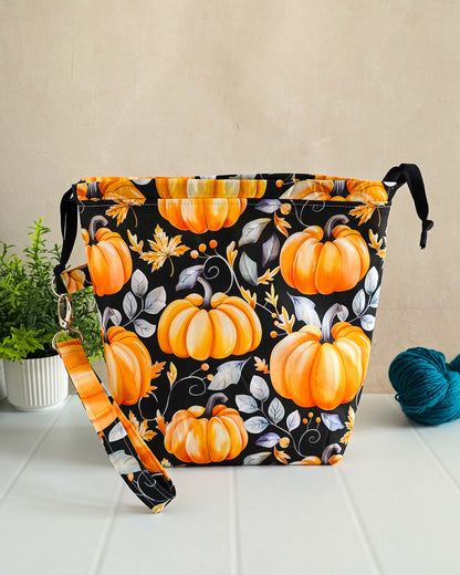 Projekttasche Golden Pumpkin – Kürbisse & Herbstblätter auf Schwarz