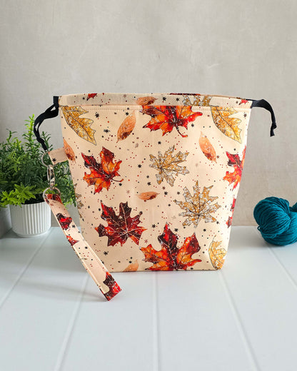Herbst Projekttaschen – Bunte Blätter in Rot, Orange & Gold auf hellem Hintergrund