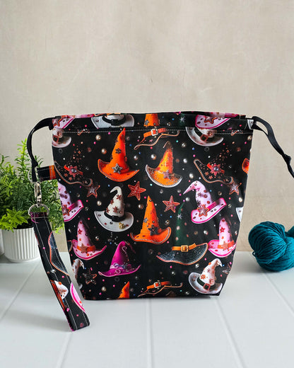 Projekttasche Witch Hats – Bunte Hexenhüte & Sterne auf Schwarz