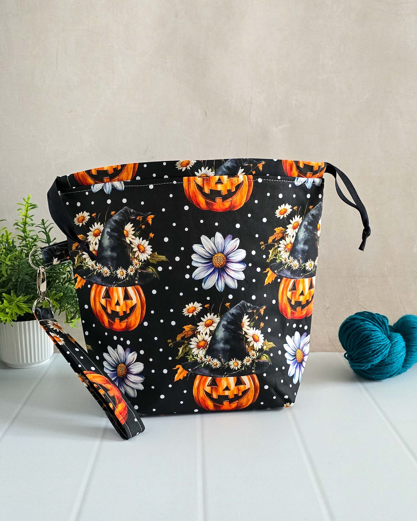 Projekttasche Witchy Bloom – Kürbisse, Hexenhut & Gänseblümchen