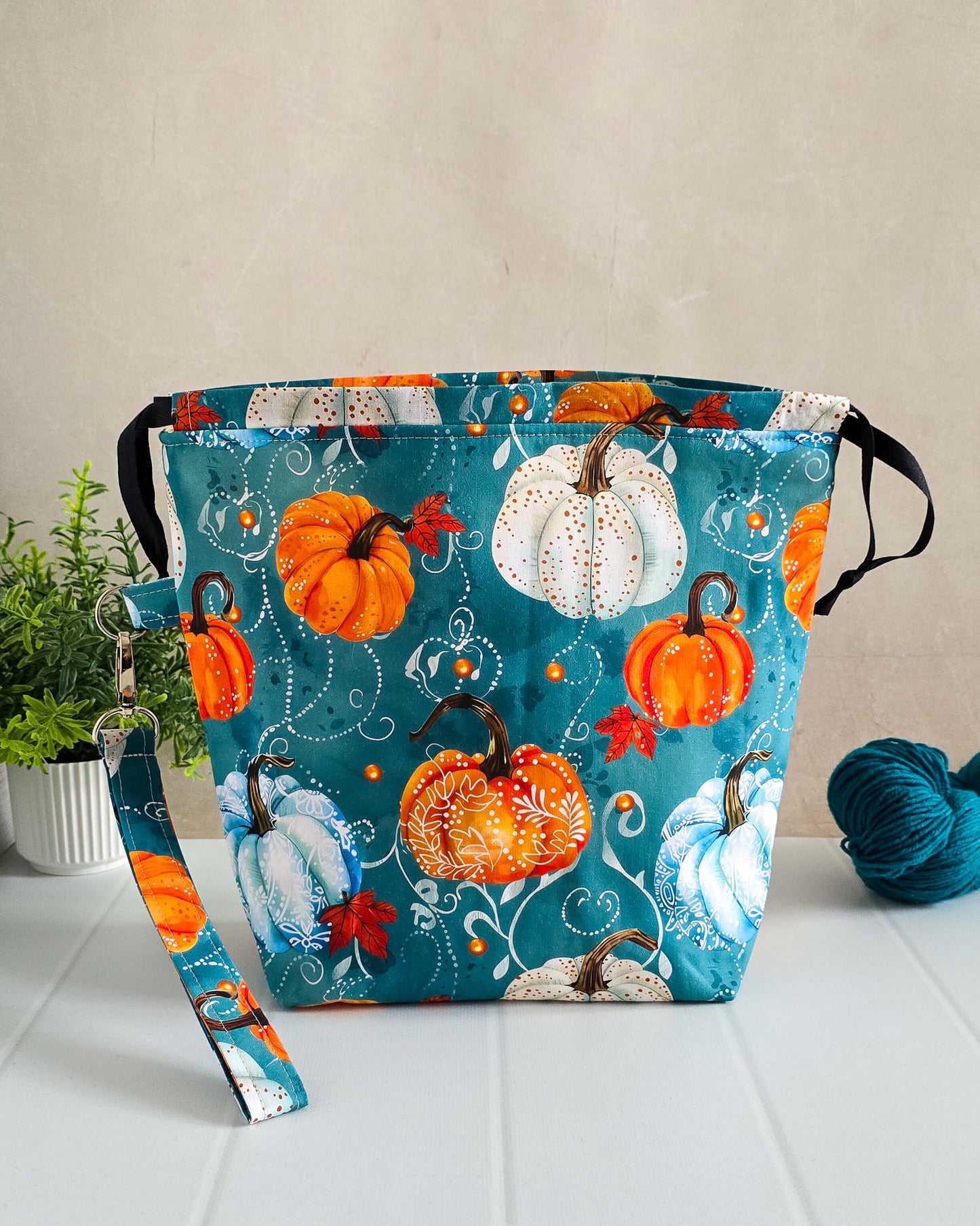 Projekttasche Blue Pumpkin – Kürbisse & Ornamente auf Petrolblau