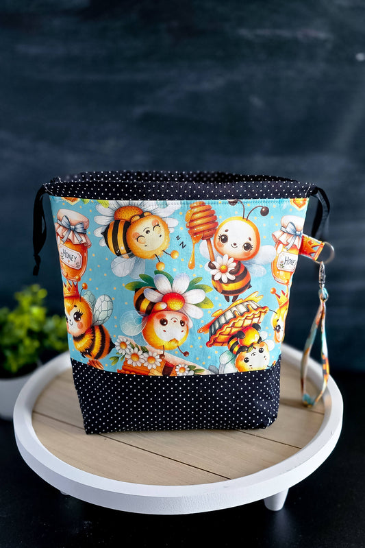 Handgemachter Projektbeutel mit süßem Bienen-Design, ideal als Stricktasche für 300-400 g Wolle