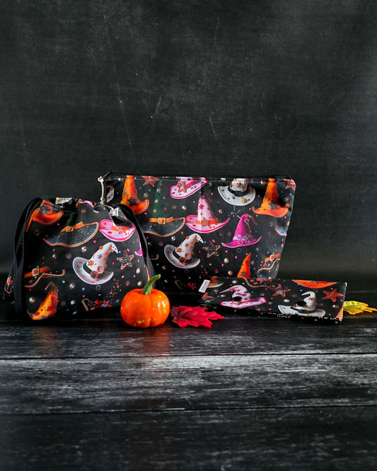 Projekttasche Witch Hats – Bunte Hexenhüte & Sterne auf Schwarz