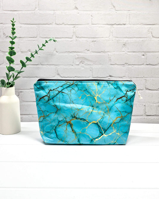 Projekttasche aus Baumwolle in Türkis mit goldenen Adern - handgenäht in Bayern von Nadelmikado