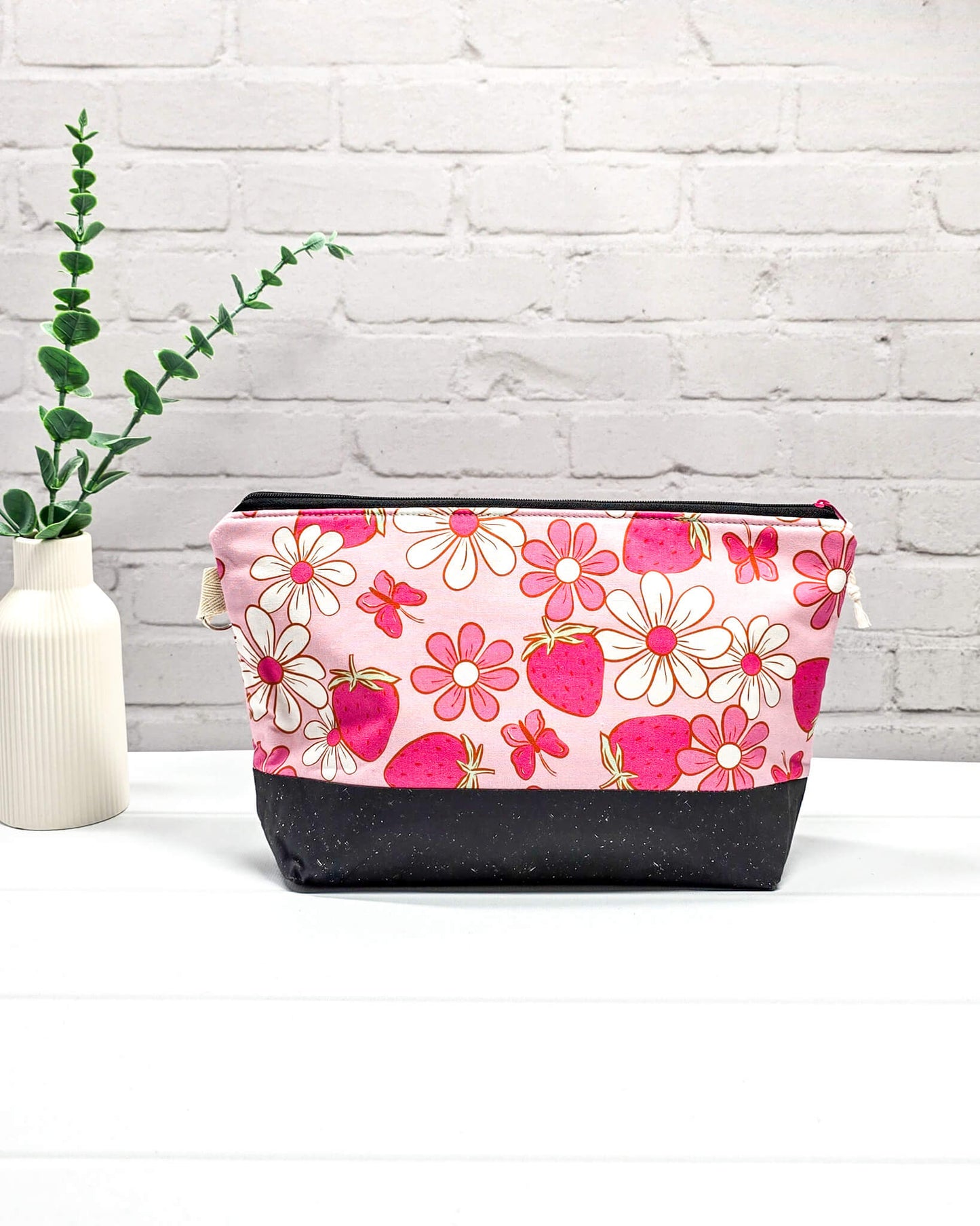 handgenähte Projekttasche in Rosa mit Erdbeer- und Blumenmuster, perfekt für Strick- und Häkelprojekte - Handmade in Bayern von Nadelmikado