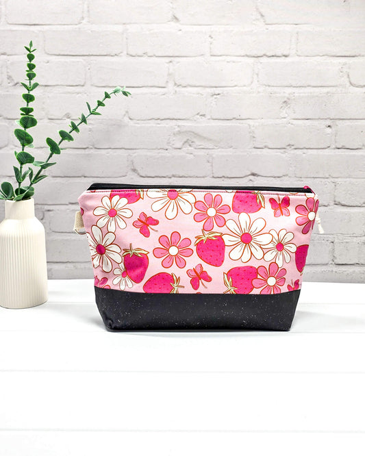 handgenähte Projekttasche in Rosa mit Erdbeer- und Blumenmuster, perfekt für Strick- und Häkelprojekte - Handmade in Bayern von Nadelmikado