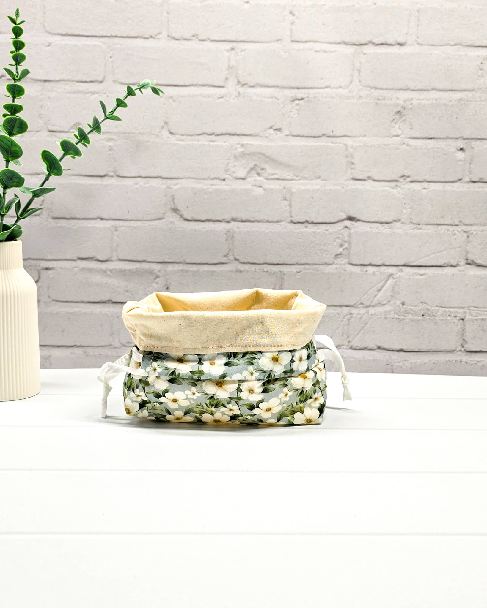 Kleine Stricktasche mit weißem Blumenmotiv, handgenäht in Bayern von Nadelmikado