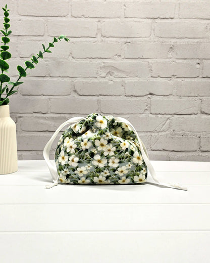 Kleine Stricktasche mit weißem Blumenmotiv, handgenäht in Bayern von Nadelmikado