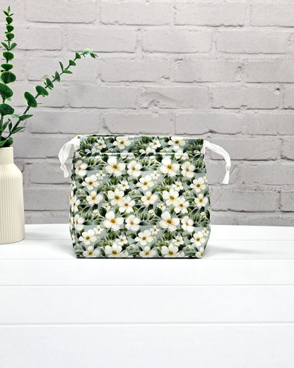 Kleine Stricktasche mit weißem Blumenmotiv, handgenäht in Bayern von Nadelmikado
