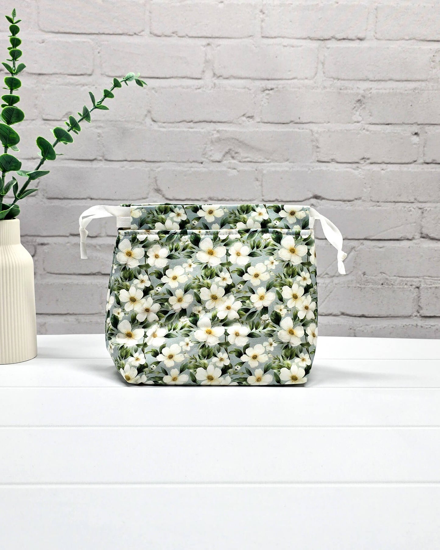 Kleine Stricktasche mit weißem Blumenmotiv, handgenäht in Bayern von Nadelmikado