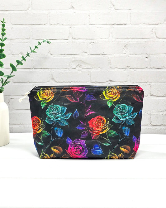 Projekttasche Rainbow Roses mit bunten Rosen auf schwarzem Stoff - handgenäht in Bayern von Nadelmikado