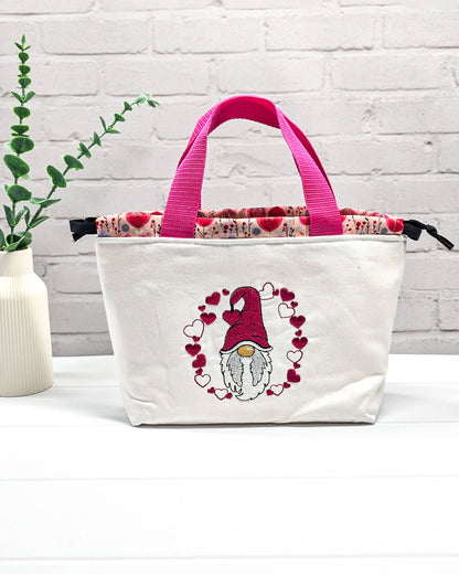 Projekttasche Alva S mit Wichtel und Herzmotiv, handgenäht in Bayern von Nadelmikado