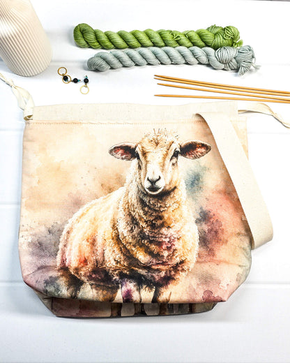 Projekttasche für Strickprojekte mit großem Schafmotiv, Tunnelzug und Platz für Wolle, Stricknadeln und Zubehör. Handgenäht in Bayern von NadelMikado.