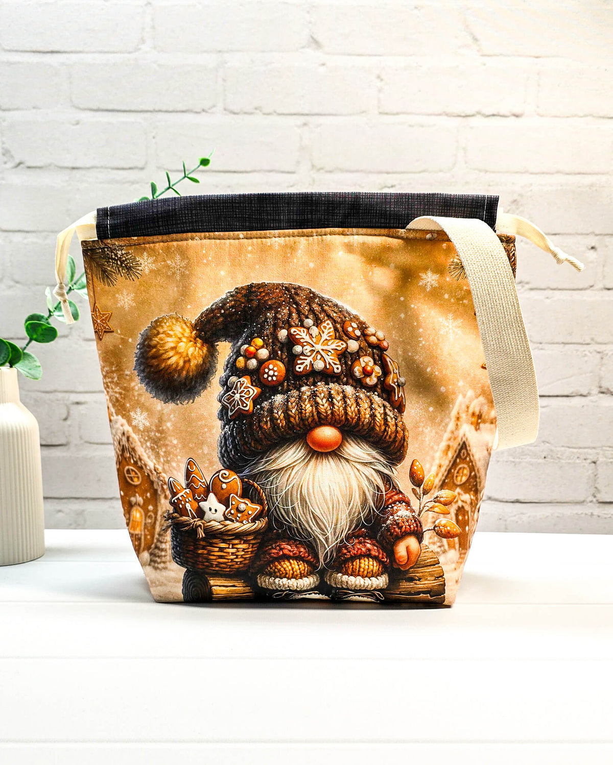 Projekttasche mit winterlichem Wichtel- und Lebkuchenmotiv. Handgenäht in Bayern von NadelMikado.