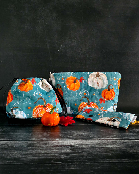 Projekttasche Blue Pumpkin – Kürbisse & Ornamente auf Petrolblau